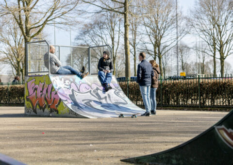 Foto jongerenwerker Synthese met jongeren op skatebaan