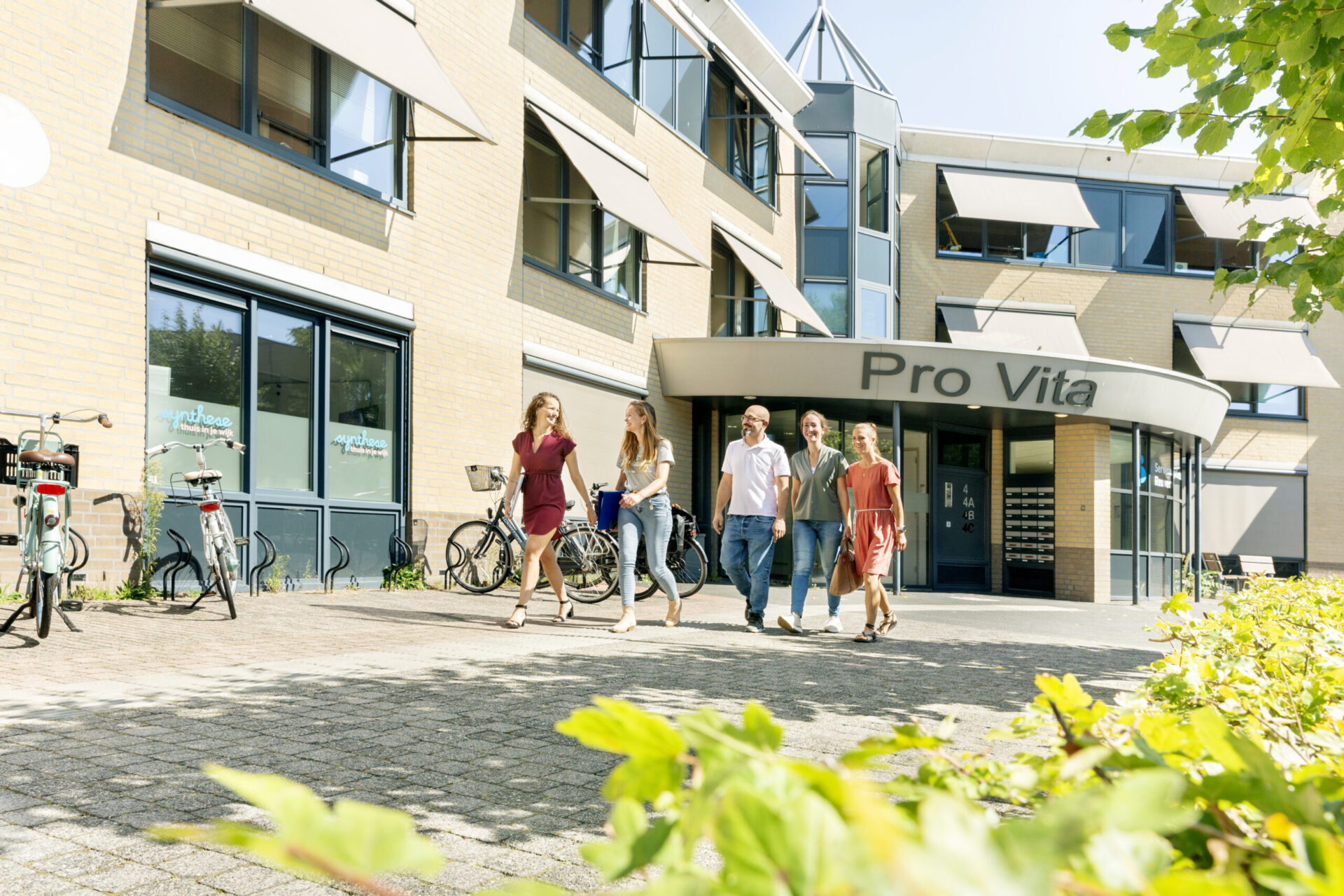 Foto medewerkers Synthese voor Gezondheidscentrum Pro Vita buiten