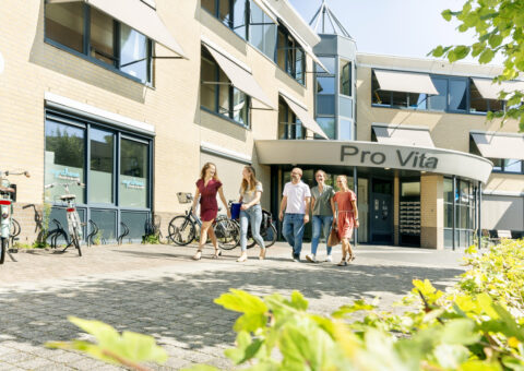 Foto medewerkers Synthese voor Gezondheidscentrum Pro Vita buiten