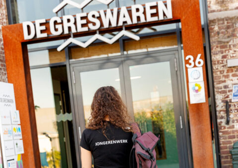 Foto jongerenwerker op De Greswaren school