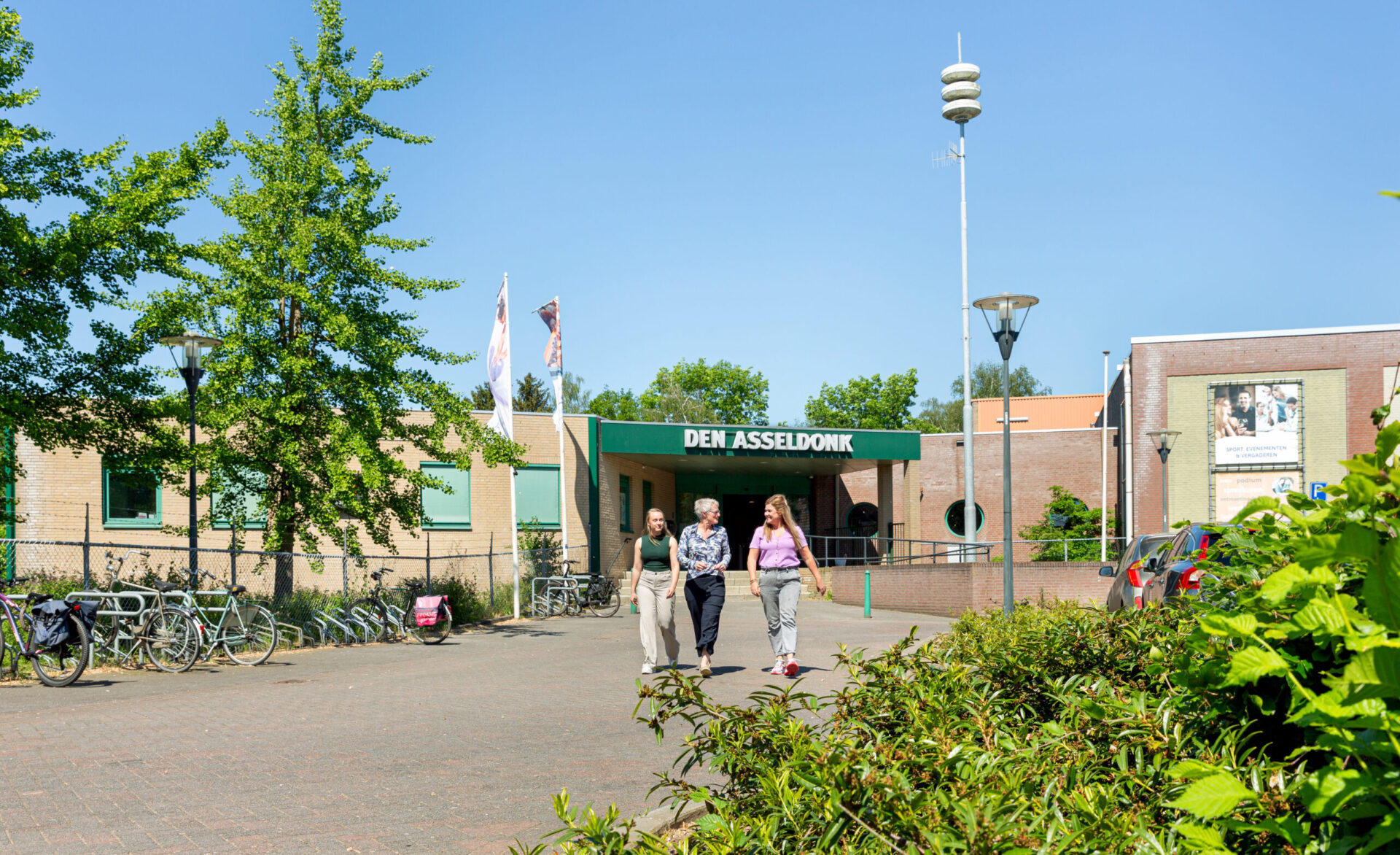 Afbeelding inwoners bij kantoor Den Asseldonk Bergen