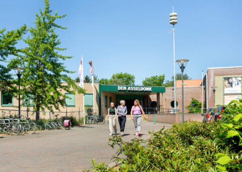 Afbeelding inwoners bij kantoor Den Asseldonk Bergen