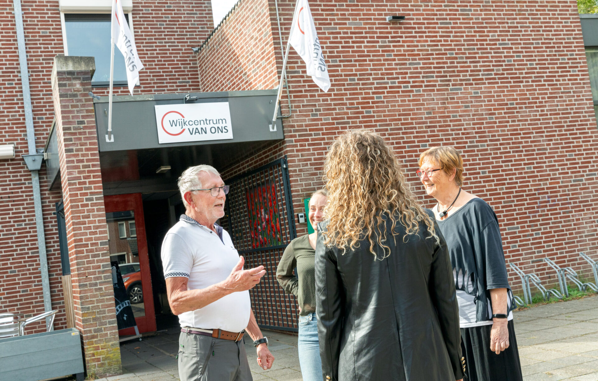 Foto vrijwilligers Synthese in gesprek met medewerkers Synthese voor Wijkcentrum Van Ons