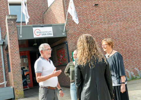 Foto vrijwilligers Synthese in gesprek met medewerkers Synthese voor Wijkcentrum Van Ons