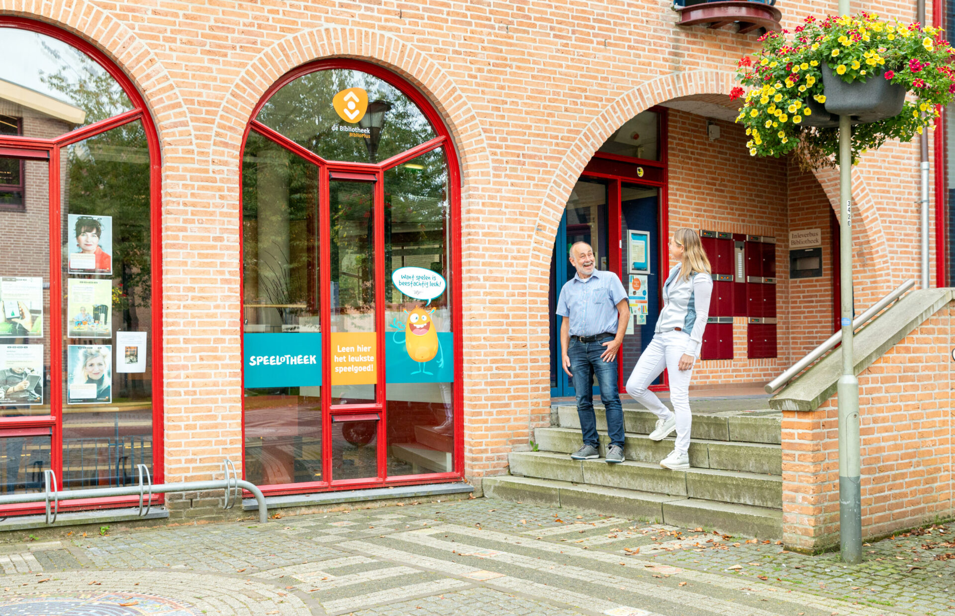Foto medewerker Synthese in gesprek met vrijwilliger Synthese