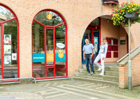 Foto medewerker Synthese in gesprek met vrijwilliger Synthese