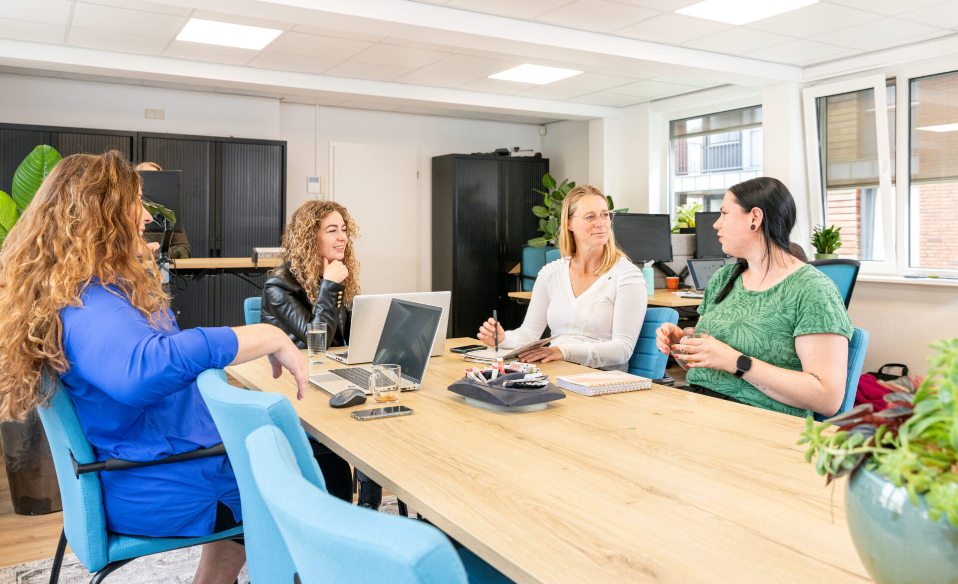 Foto medewerkers Synthese in overleg