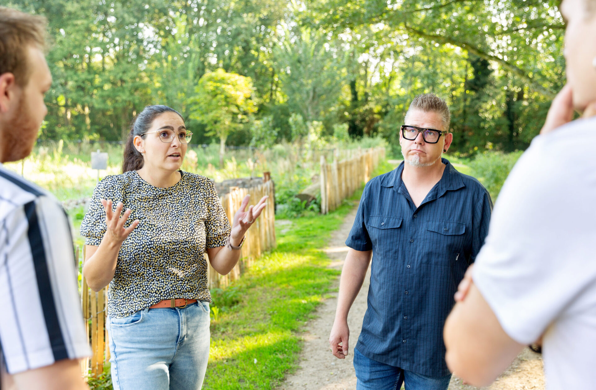 Opbouwwerkers in gesprek met inwoners bij de moestuin