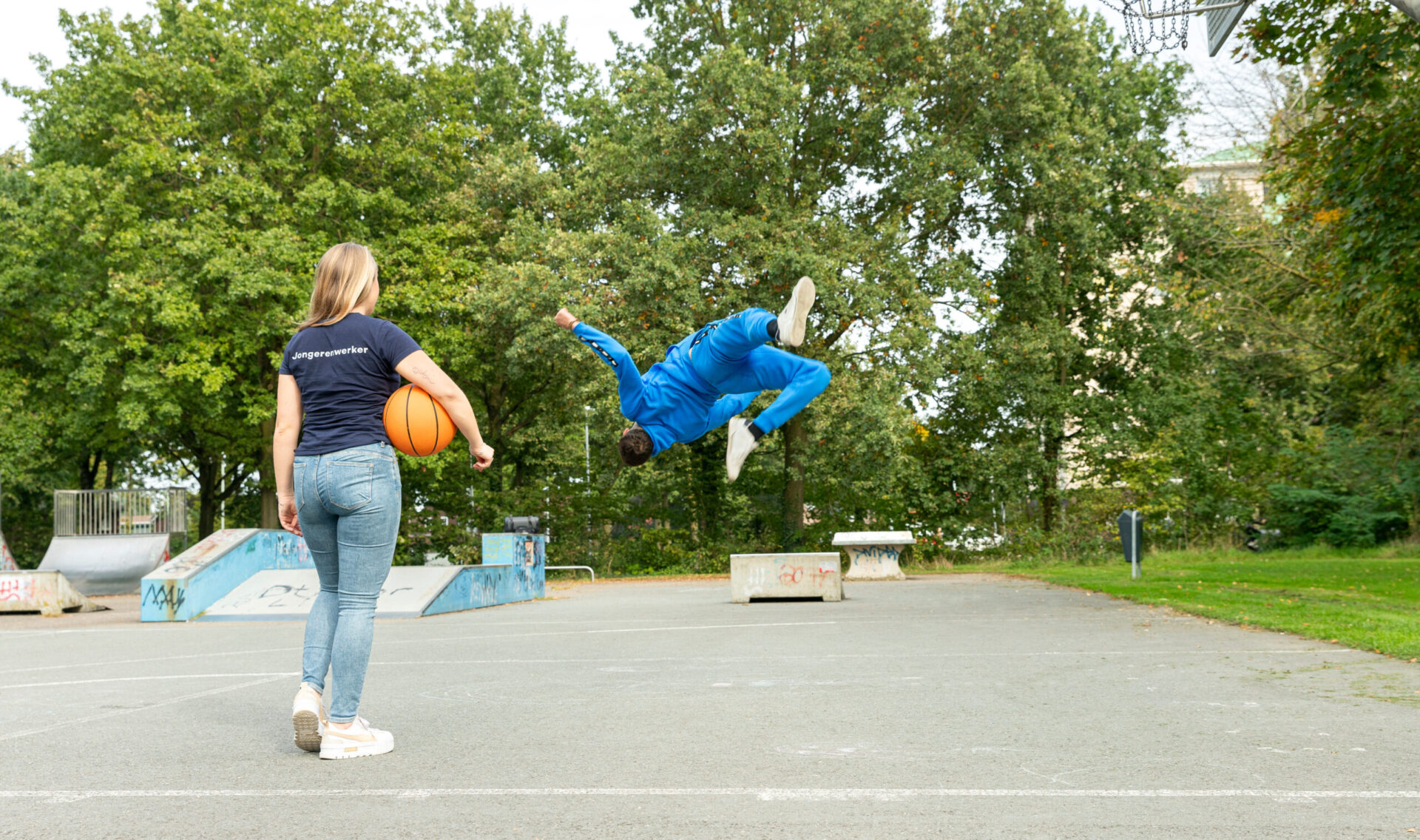 Foto jongerenwerker Synthese en jongere die freestylet