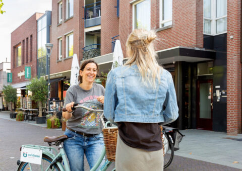 Medewerker Synthese in gesprek met inwoner in de Grote Straat in Venray