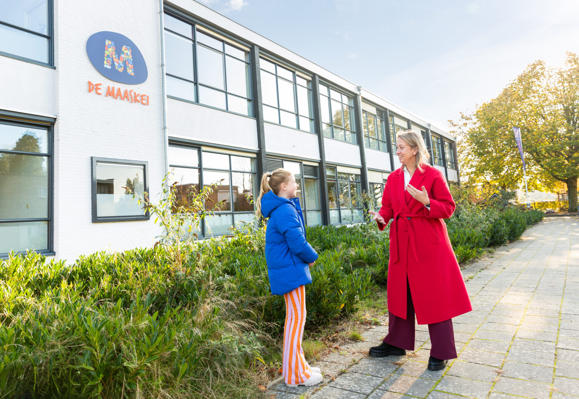 Foto medewerker Synthese met kind bij de Maaskei