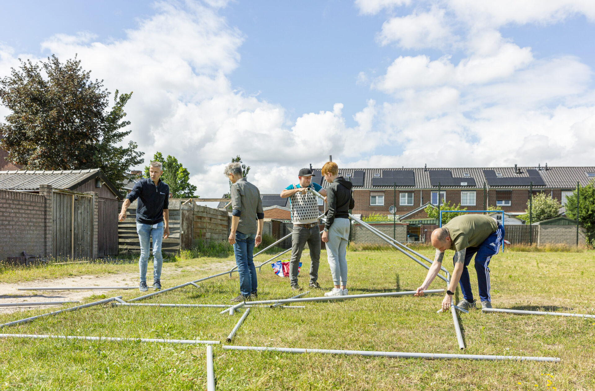 Foto inwoners bouwen samen een tent op