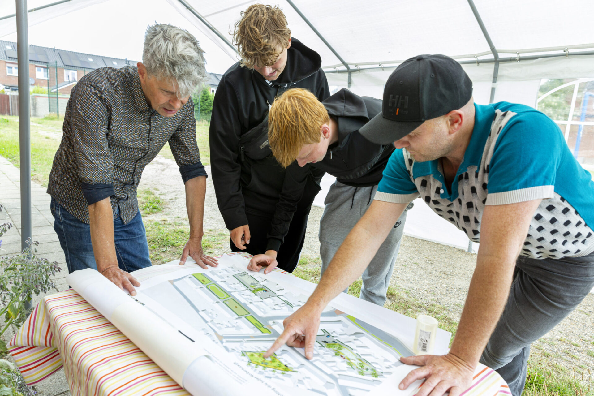 Foto jongerenwerken bekijkt met inwoners nieuwe ideeën