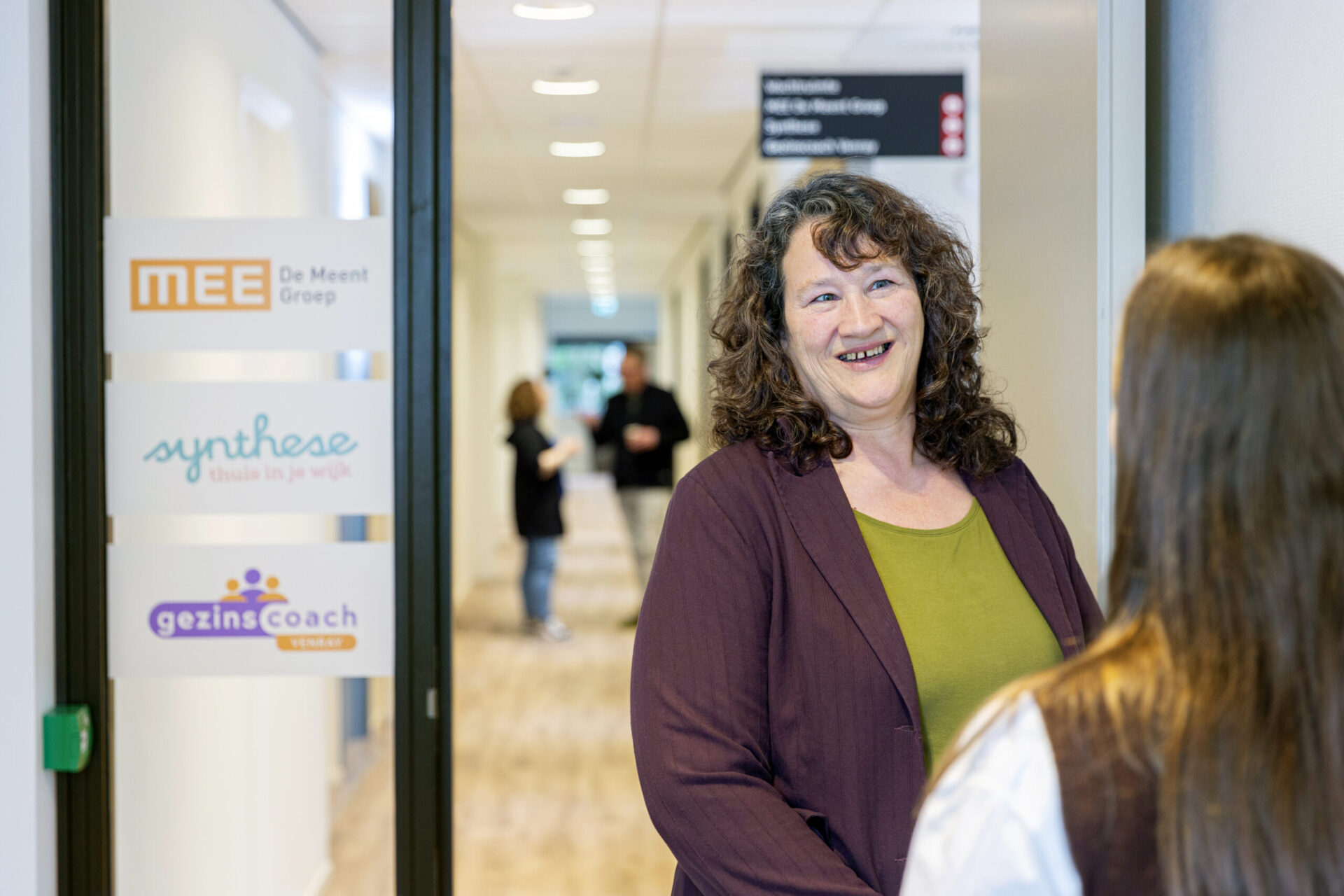 Foto medewerker Synthese in gesprek met inwoner in MC Wieenhof