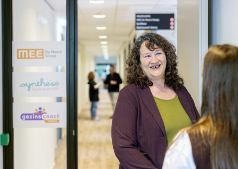 Foto medewerker Synthese in gesprek met inwoner in MC Wieenhof