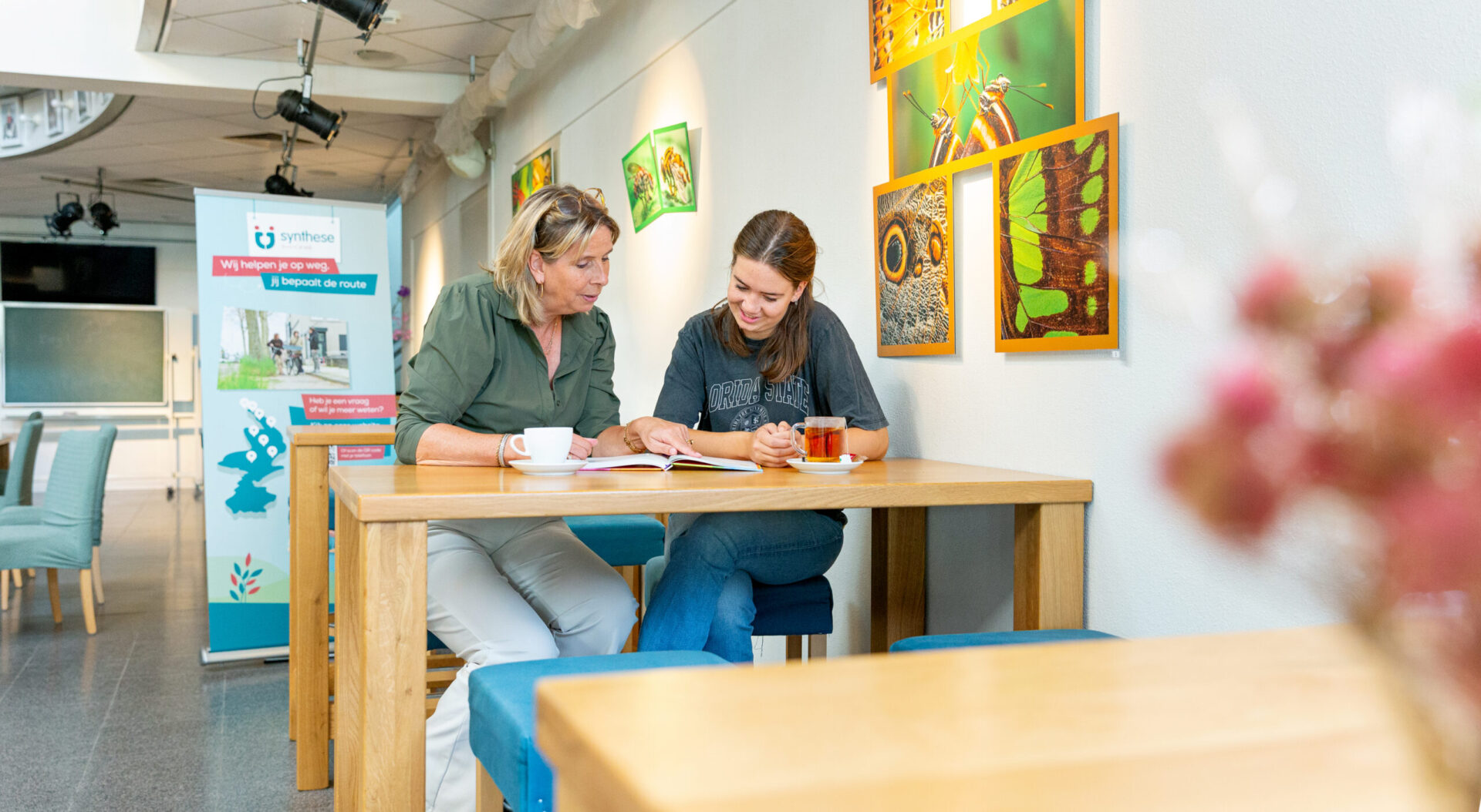 Medewerker Synthese in gesprek met jonge mantelzorger