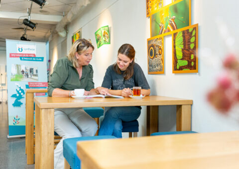 Medewerker Synthese in gesprek met jonge mantelzorger
