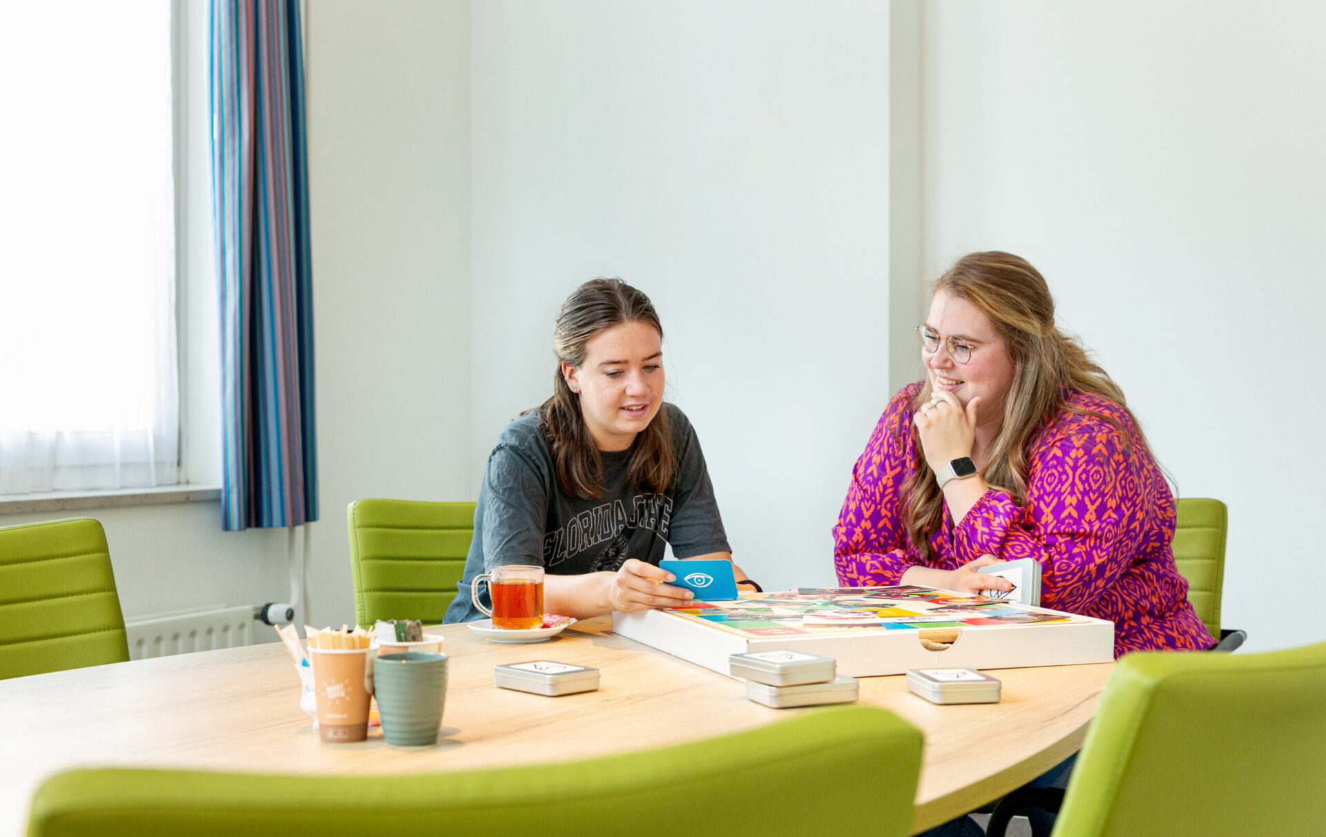 Medewerker Synthese in gesprek met jonge mantelzorger