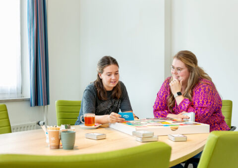 Medewerker Synthese in gesprek met jonge mantelzorger