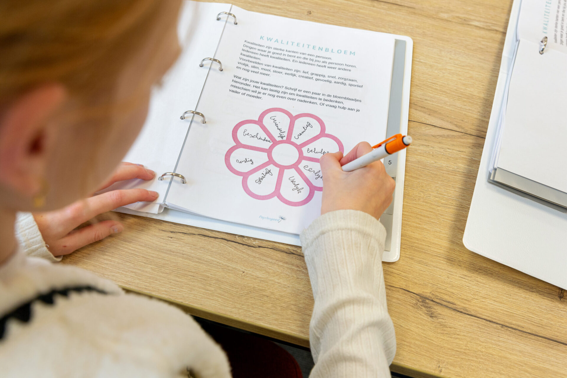 Kind de kwaliteitenbloem aan het invullen