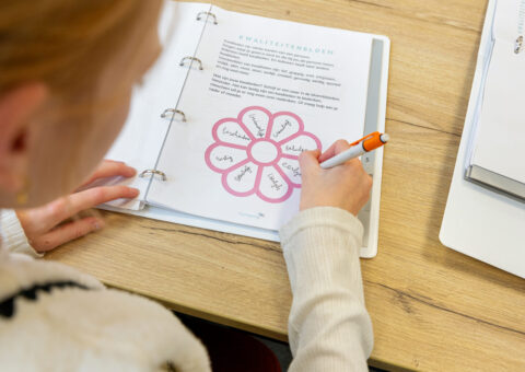 Kind de kwaliteitenbloem aan het invullen