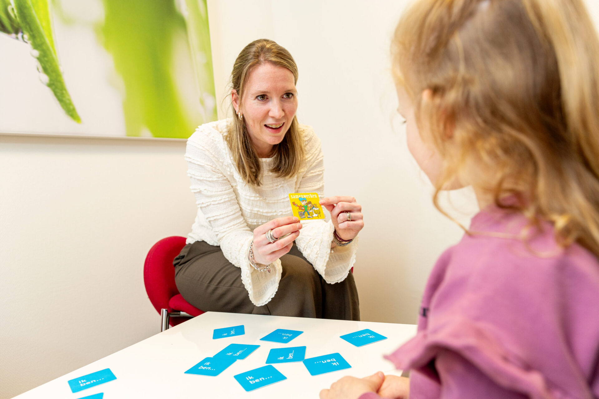 Medewerker met kind bij sociale vaardigheidstraining