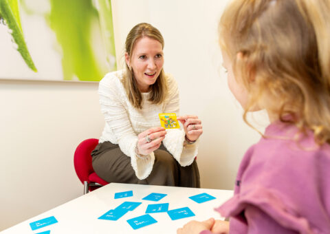 Medewerker met kind bij sociale vaardigheidstraining