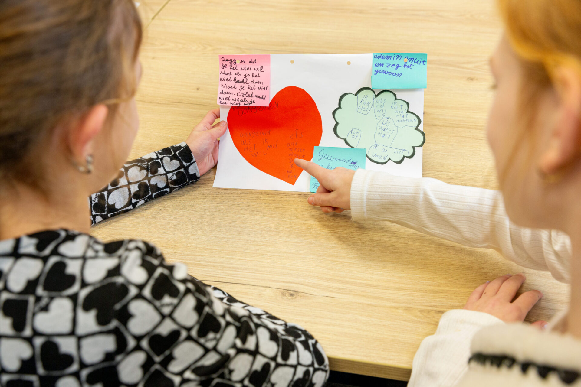 kinderen gezinscoach aan het kleuren