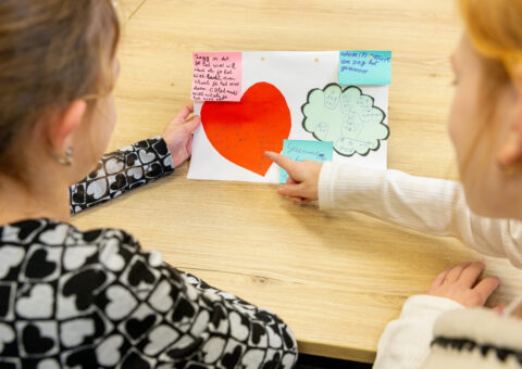 kinderen gezinscoach aan het kleuren
