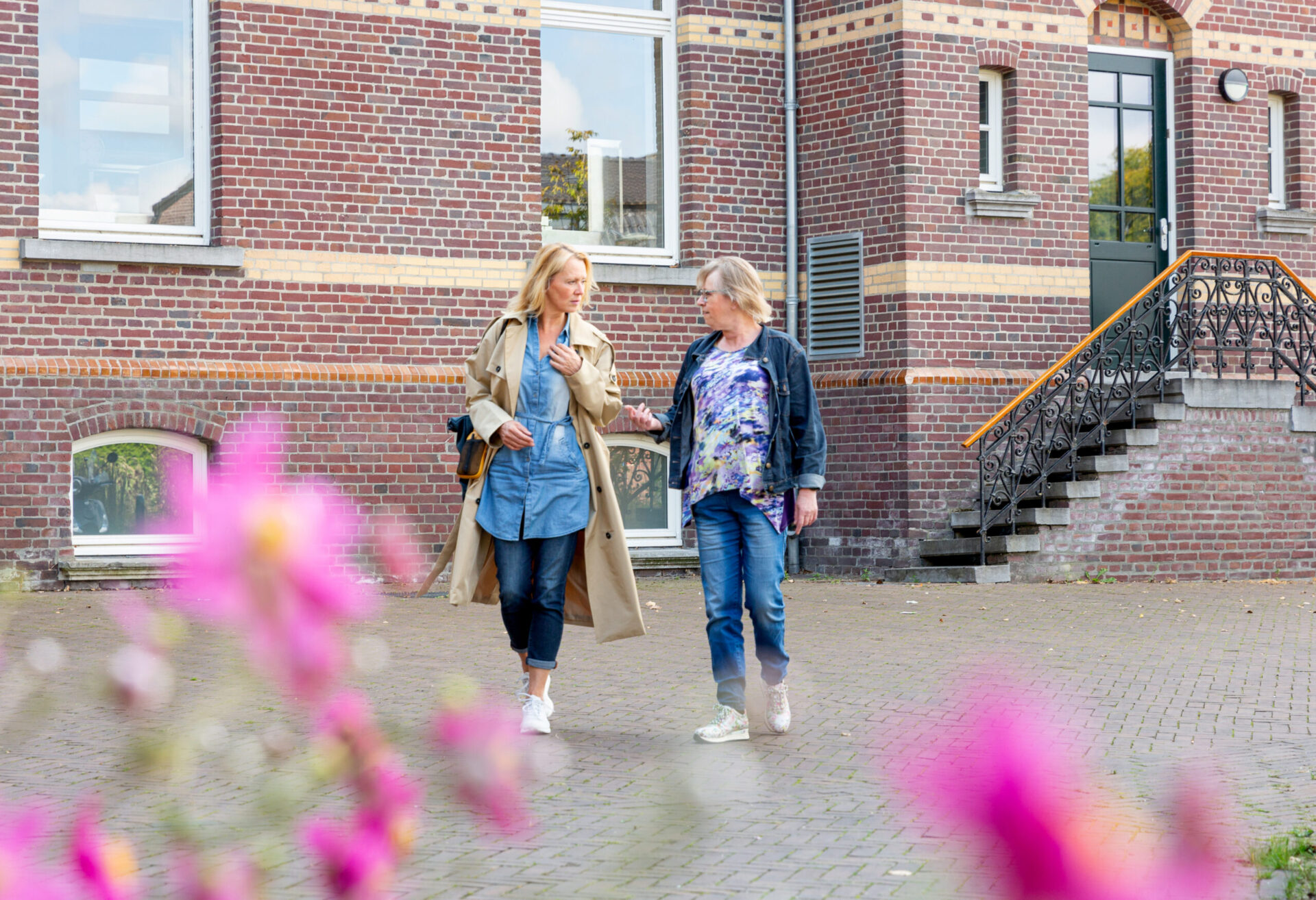 Medewerker Synthese in gesprek met inwoner bij 't Gasthoes in Horst