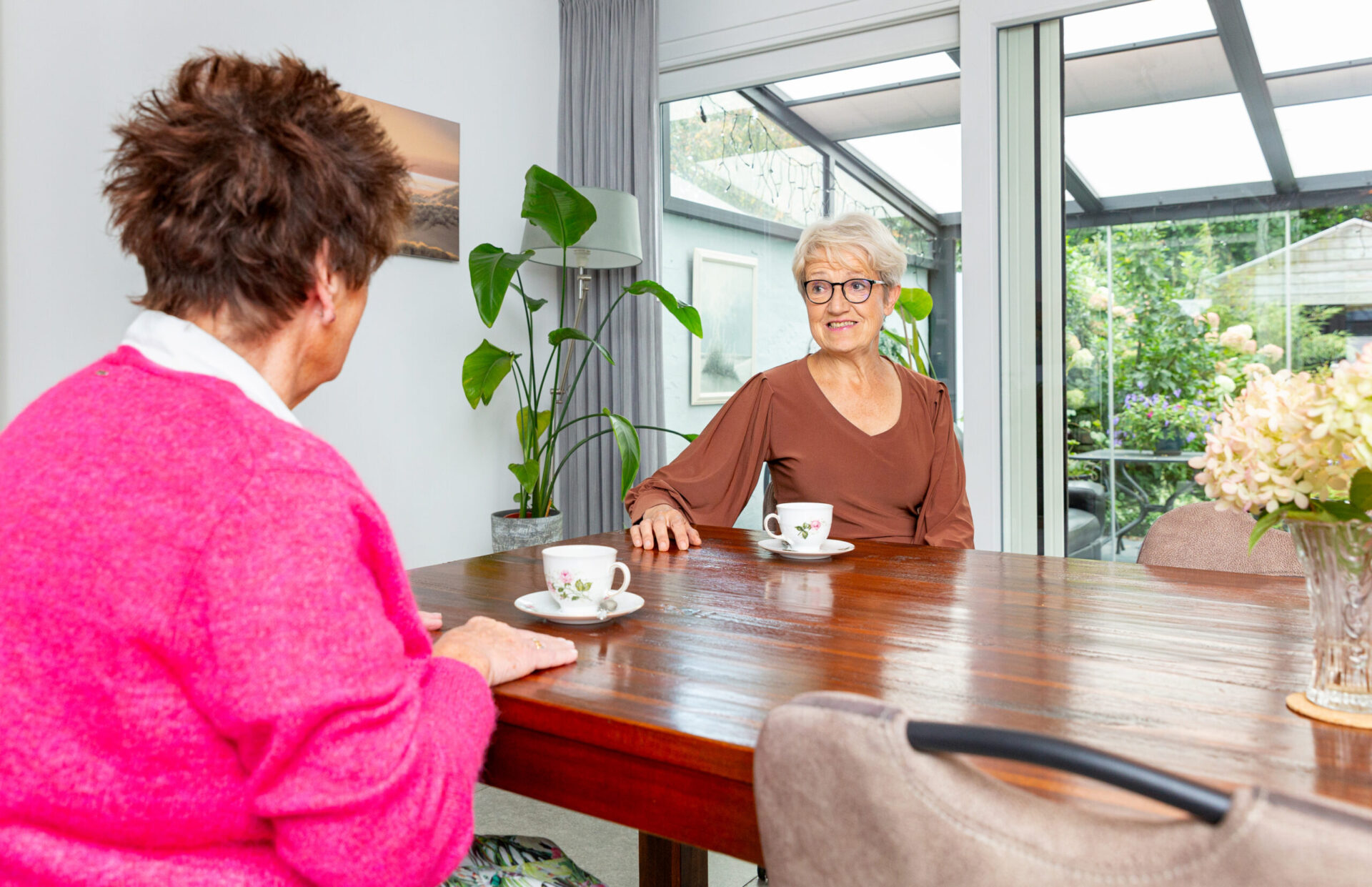 Medewerker Synthese op huisbezoek bij inwoner