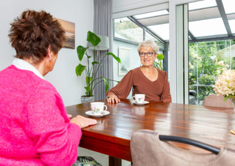 Medewerker Synthese op huisbezoek bij inwoner