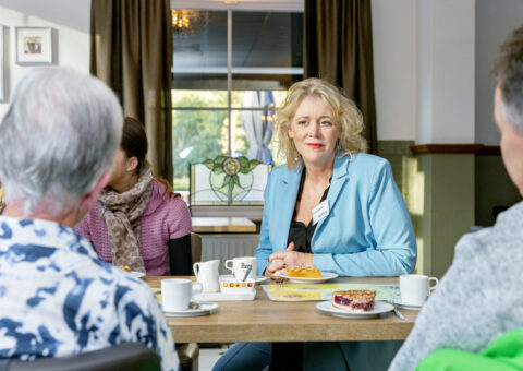 Foto mantelzorgondersteuner in gesprek