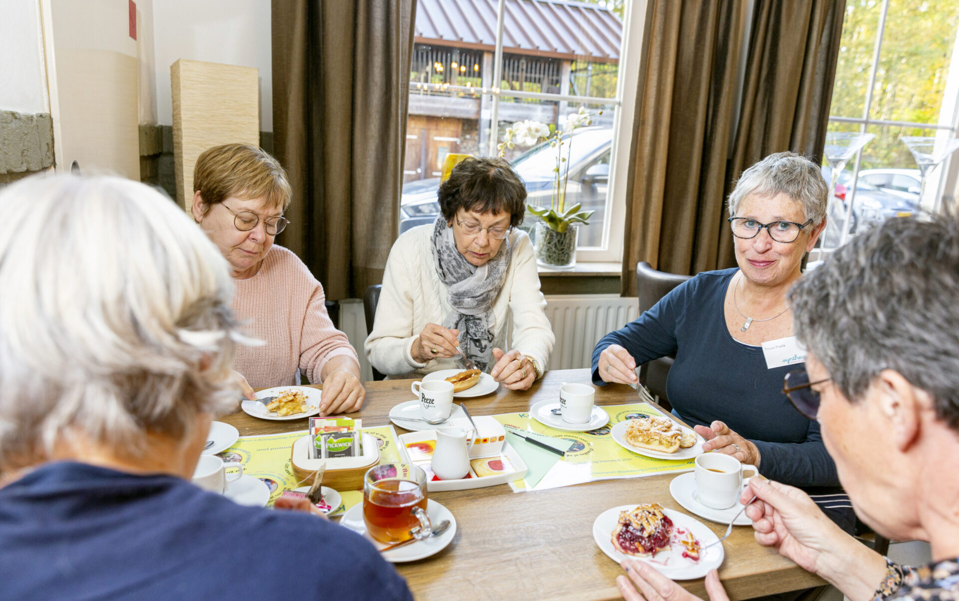 Foto mensen aan de vlaai