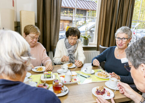 Foto mensen aan de vlaai