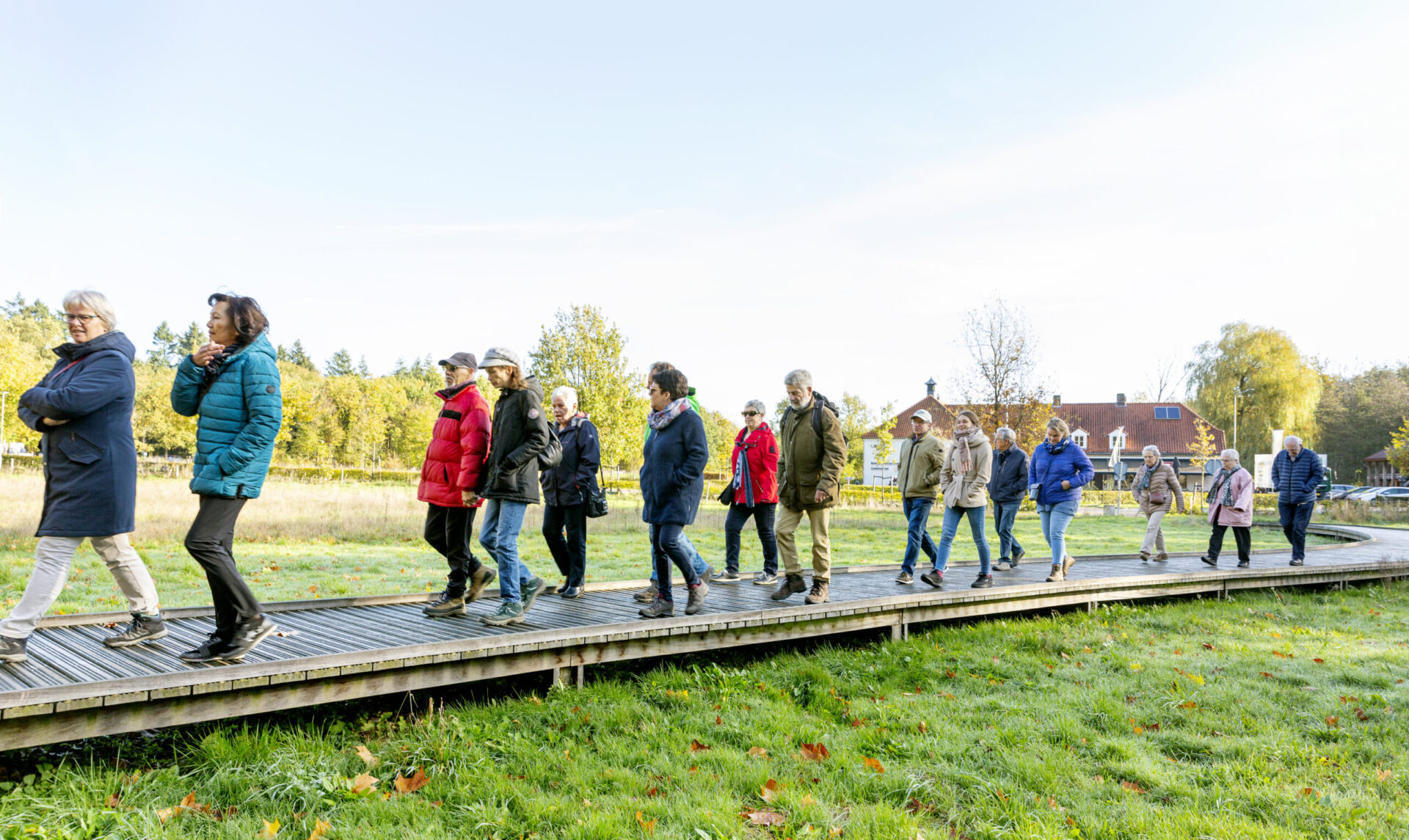 Foto inwoners Leudal aan het wandelen