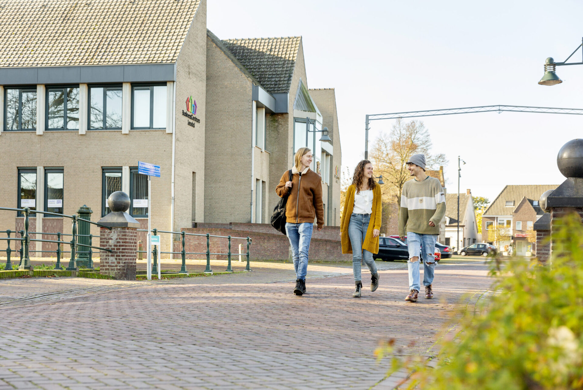 Foto mensen buiten aan het wandelen