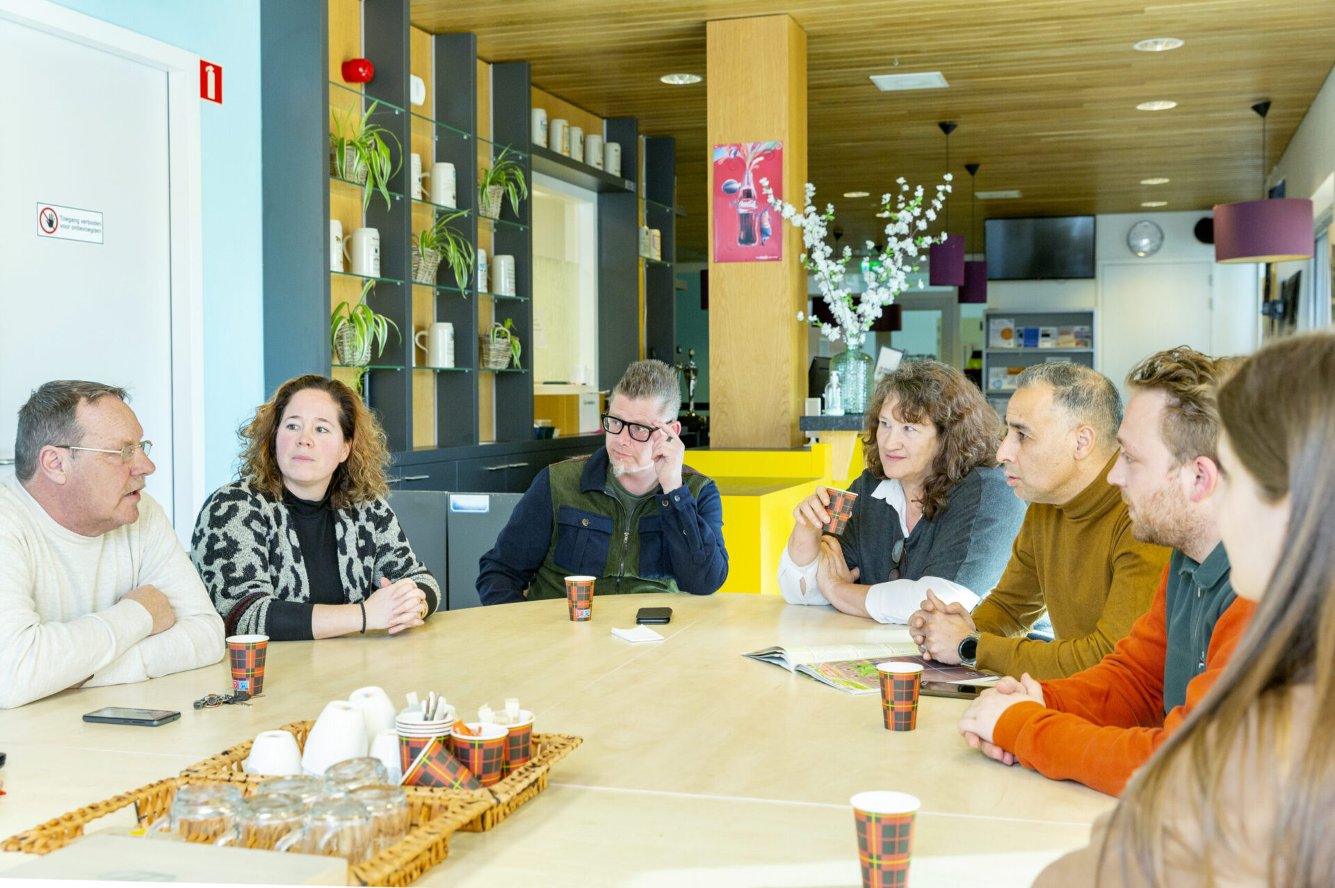 Foto medewerker Synthese in gesprek met inwoners in wijkcentrum Venray