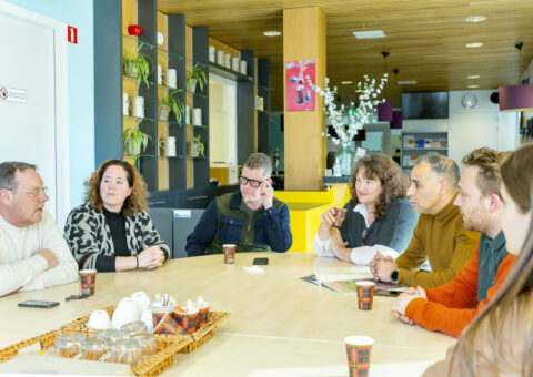 Foto medewerker Synthese in gesprek met inwoners in wijkcentrum Venray