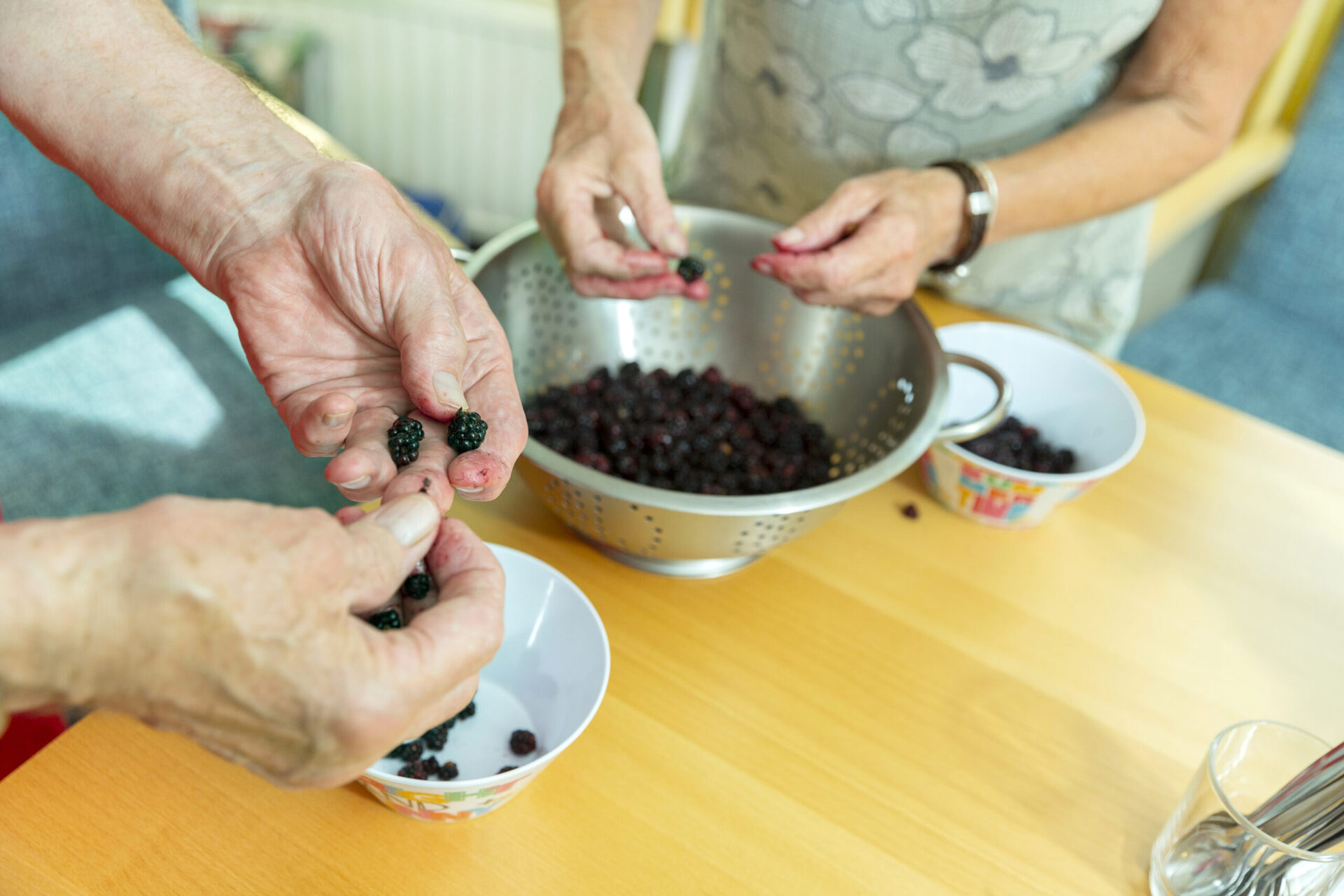 Foto inwoners sorteren bessen