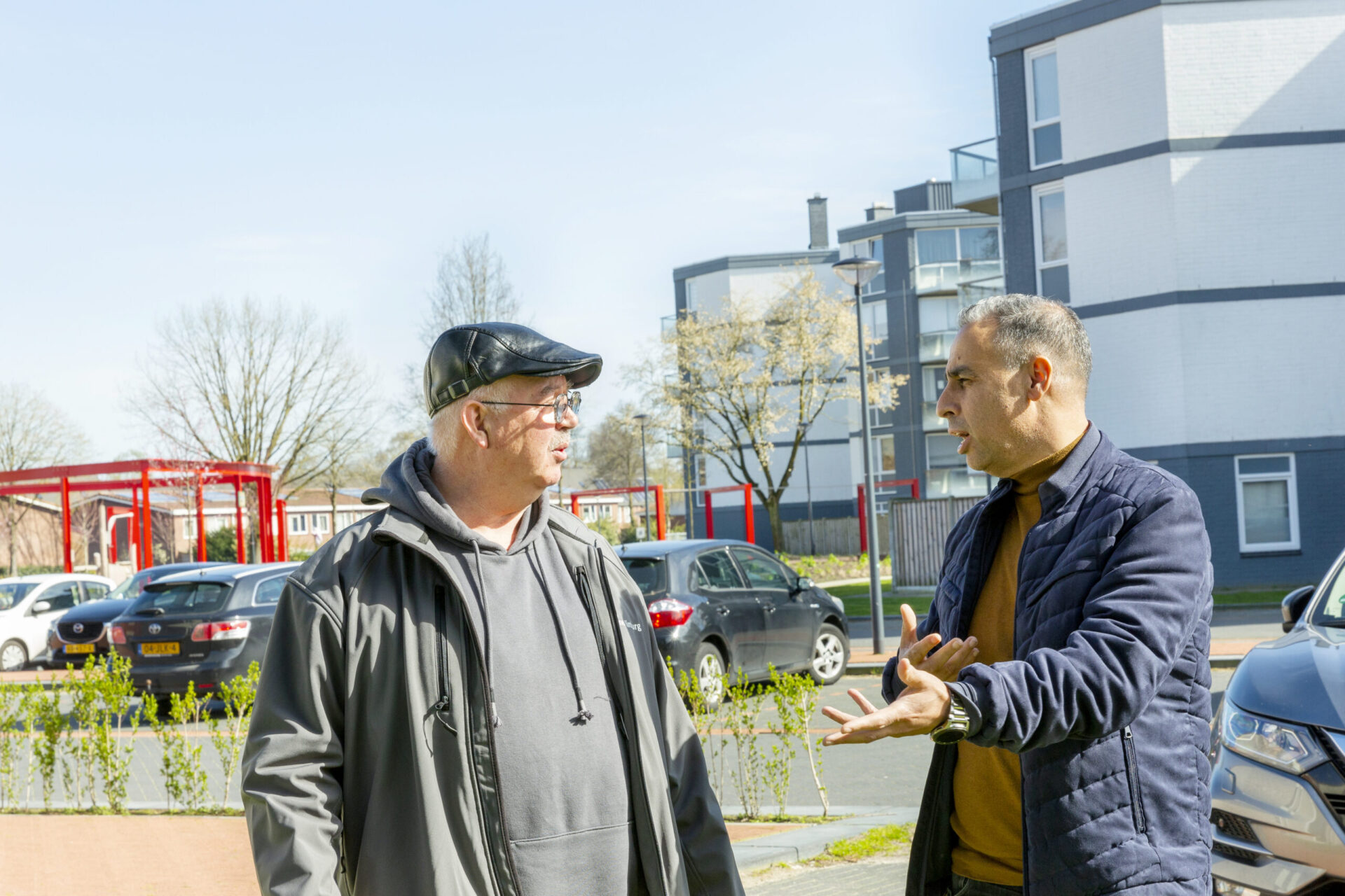 Foto medewerker Synthese buiten in gesprek met inwoner