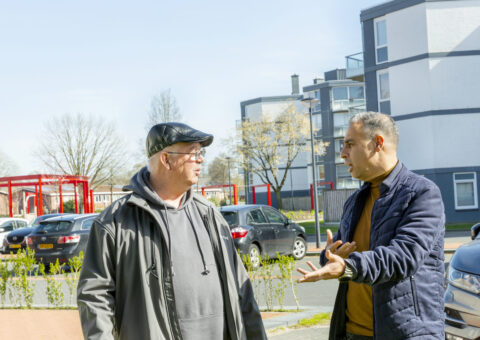 Foto medewerker Synthese buiten in gesprek met inwoner