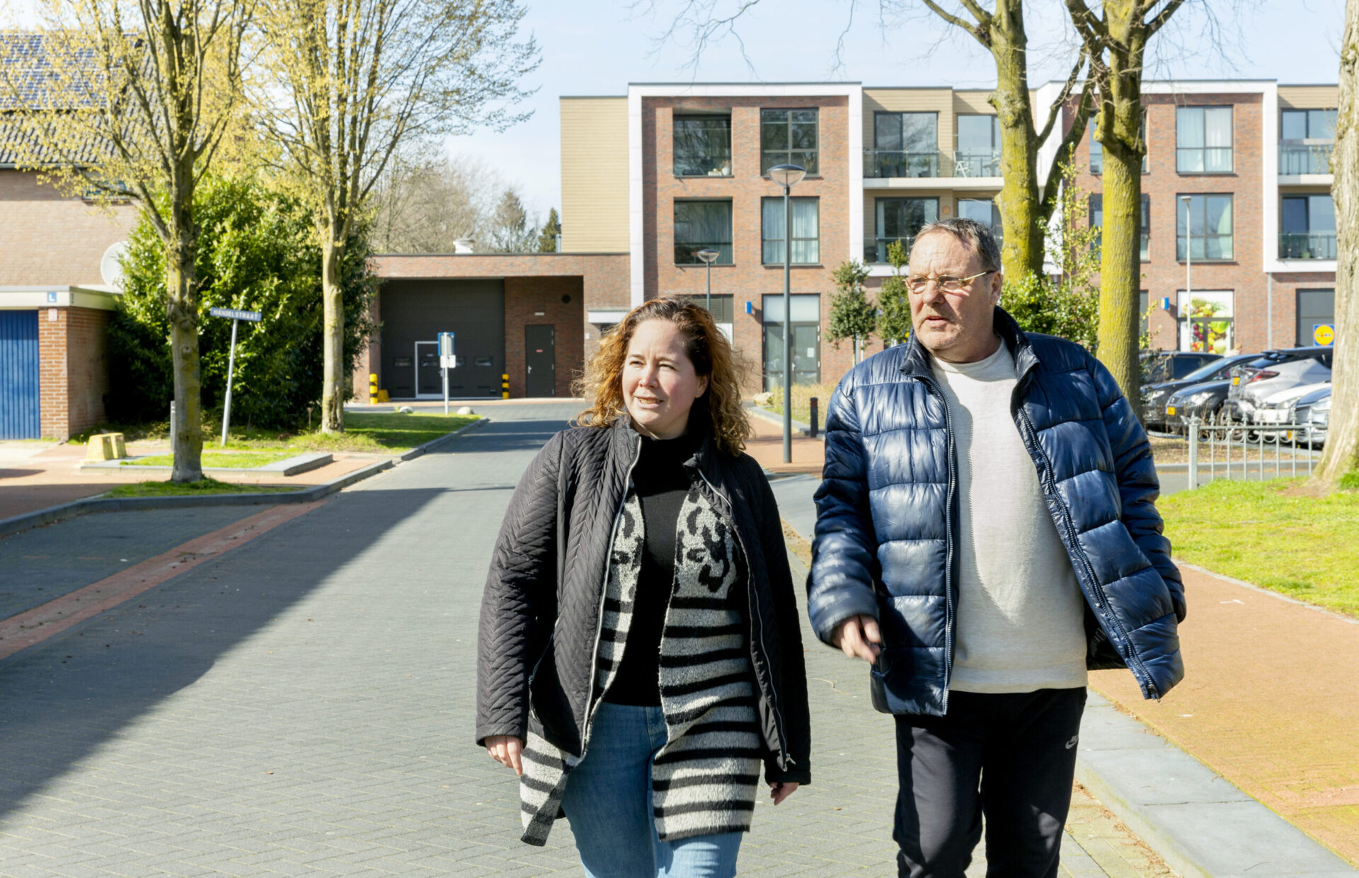 Foto medewerker Synthese buiten in gesprek met inwoner