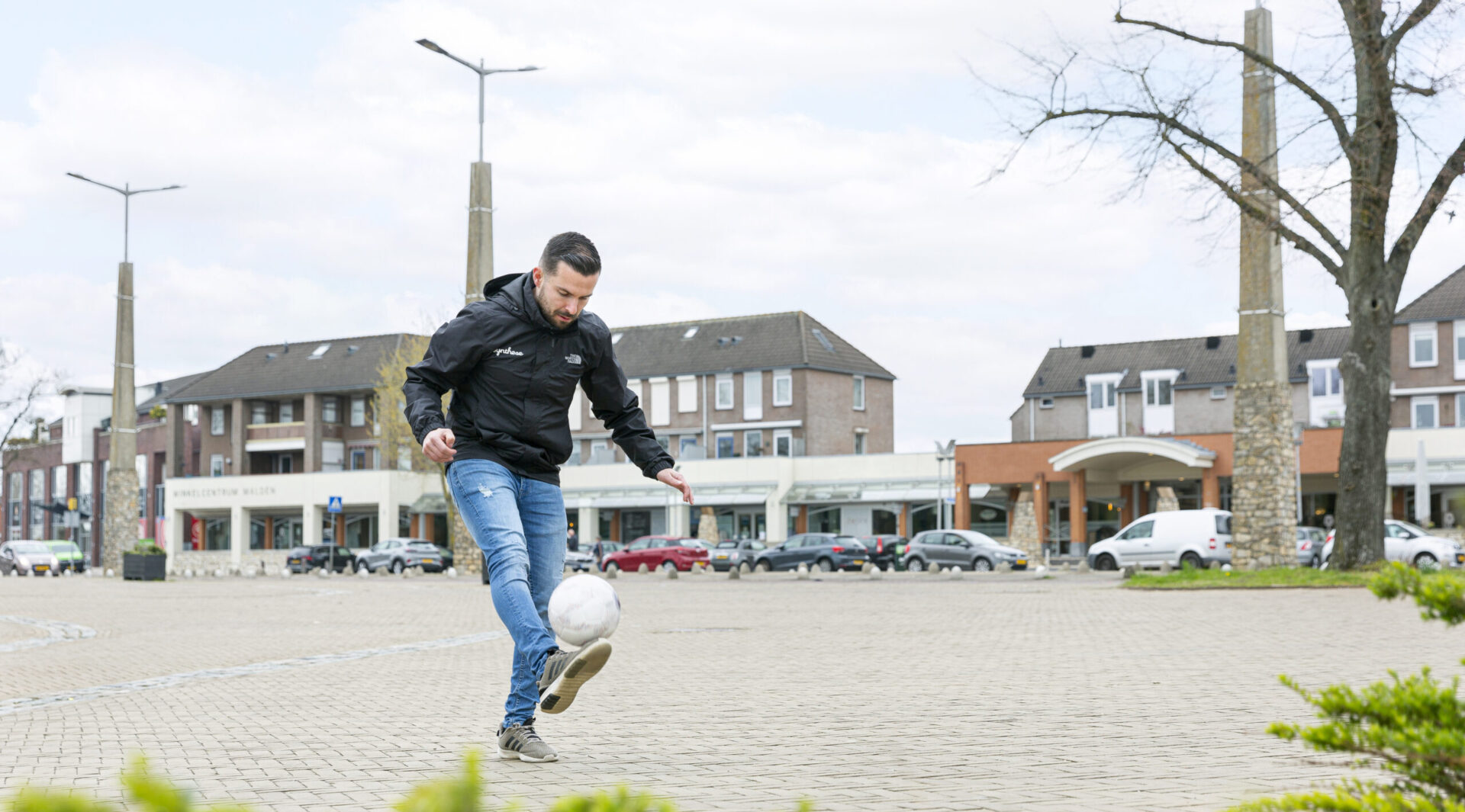 Foto jongerenwerker Synthese buiten met voetbal