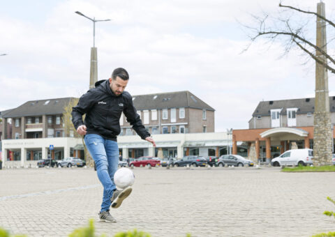 Foto jongerenwerker Synthese buiten met voetbal