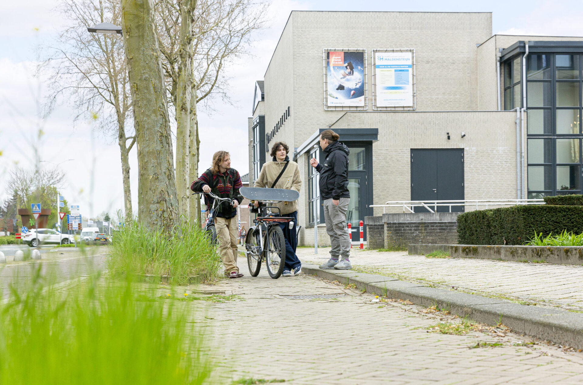 Foto jongerenwerker Synthese buiten in gesprek met jongere