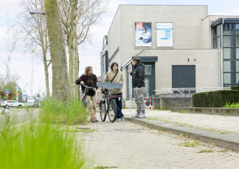 Foto jongerenwerker Synthese buiten in gesprek met jongere