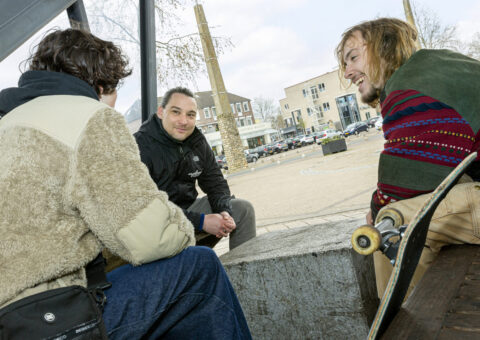 Foto jongerenwerker Synthese met jongeren in gesprek op skatebaan