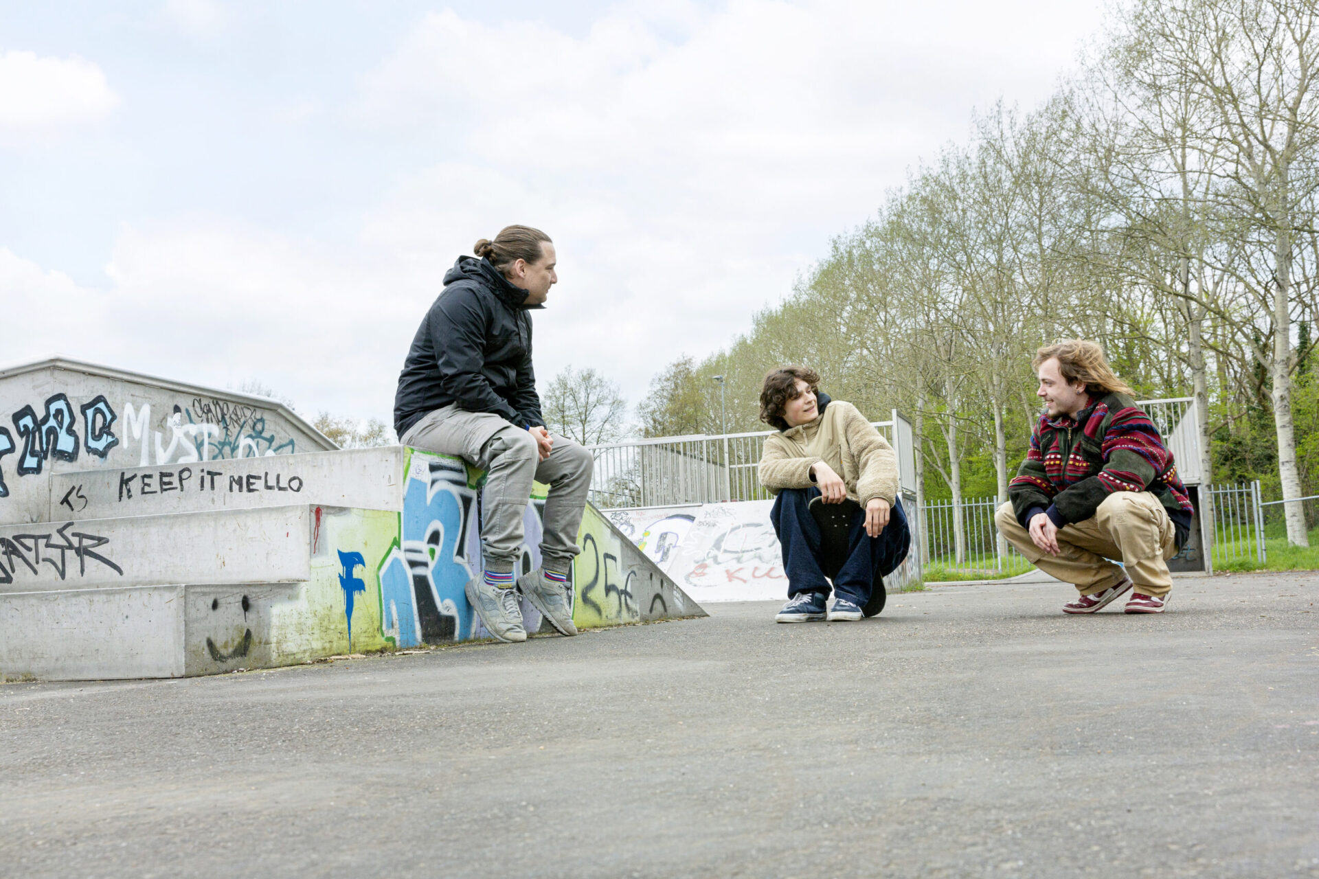 Foto jongerenwerker Synthese met jongeren op skatebaan