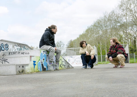 Foto jongerenwerker Synthese met jongeren op skatebaan